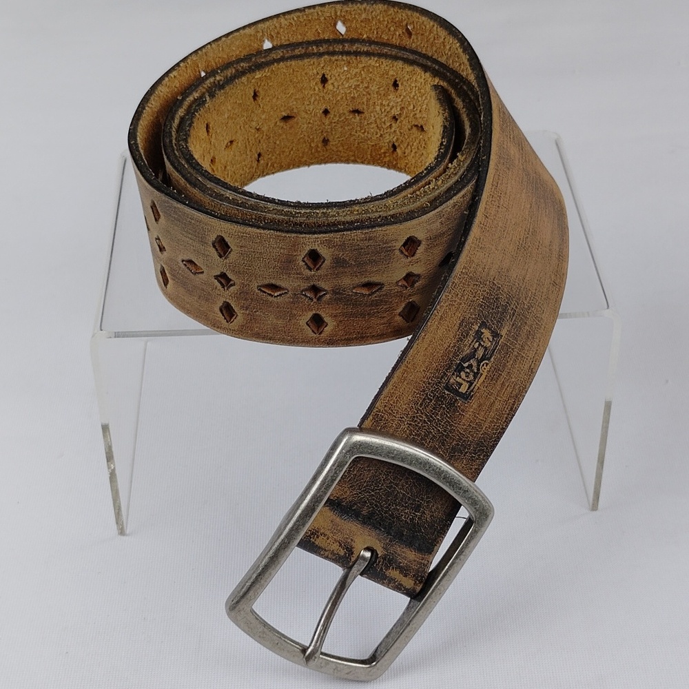 Levi's Men's Brown Distressed Leather Belt.